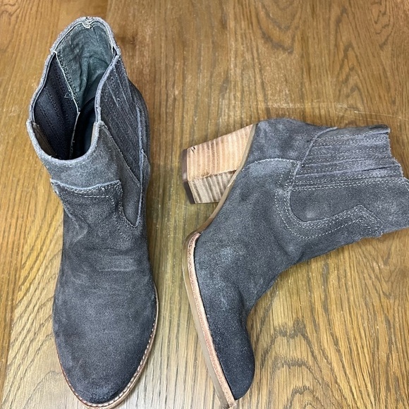 DOLCE VITA Silma Suede Gray Western Ankle Bootie SZ 7 EUC - Picture 3 of 10